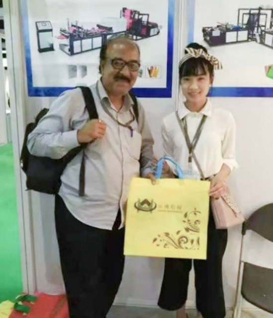 Индийская выставка компании по производству машин для запайки ручек