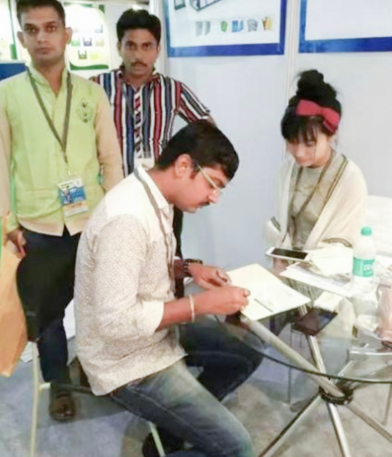 Индийская выставка компании по производству машин для запайки ручек