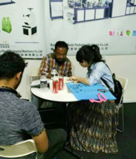 Бангладешская выставка компании по продольной резке нетканых материалов